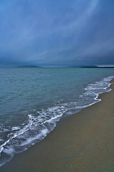 Burzliwy dzień na plaży — Zdjęcie stockowe