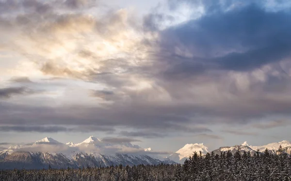 Gamme Fairweather en hiver avec nuages — Photo