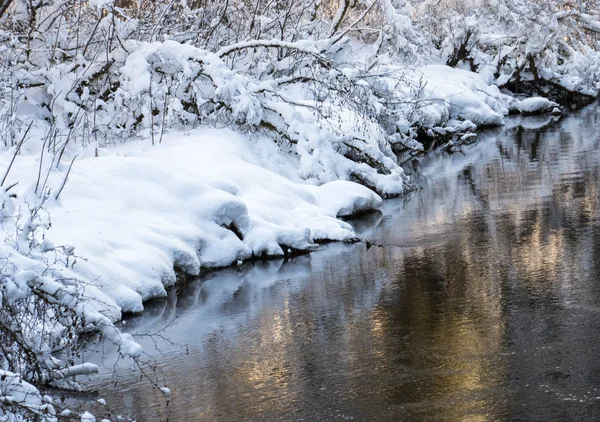 Flod med reflektioner på vintern — Stockfoto