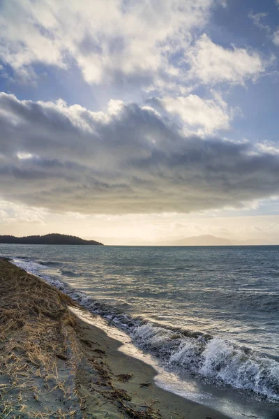 Strand scen med storm moln — Stockfoto