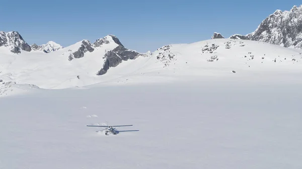 Avión de Bush aterrizando en montañas — Foto de Stock