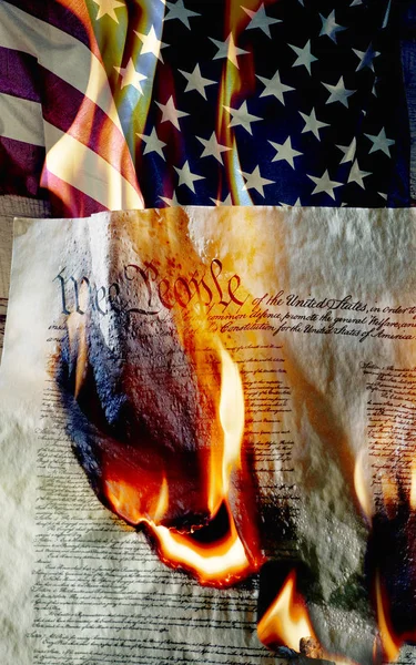 Amerikaanse vlag met brandende constitie — Stockfoto