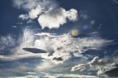 UFO uzay gemisi bulutlar ve gezegenlerle gökyüzünde uçuyor..