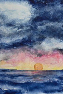 Güneşin dramatik bulutlarla denizin üzerinde batışının suluboya çizimi.