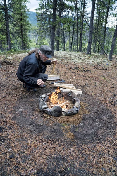 Hombre Pelo Largo Haciendo Una Fogata Bosque Por Noche — Foto de Stock