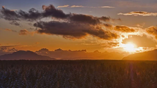 Jasnopomarańczowy Zachód Słońca Południowo Wschodniej Alasce Lasem Górami Chmurami — Zdjęcie stockowe