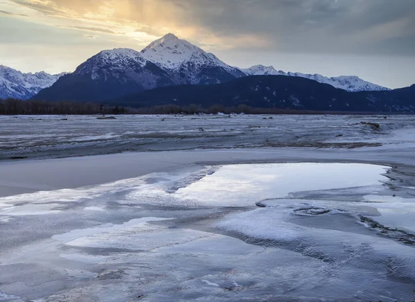 Parcialmente Congelado Chilkat River Perto Haines Alaska Com Montanhas Pôr — Fotografia de Stock