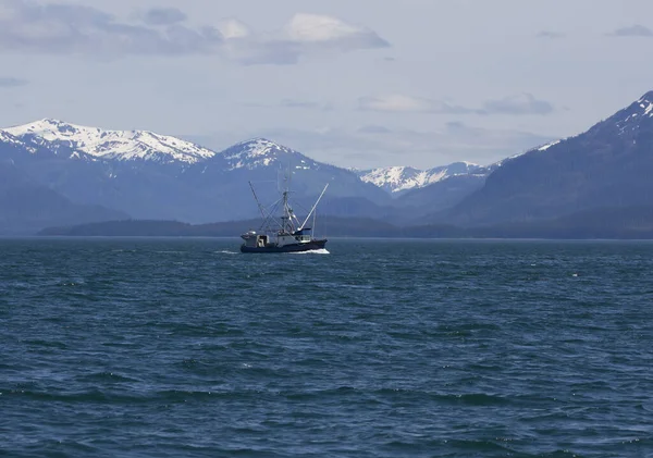 背景に山と東南アラスカの商業漁船 — ストック写真