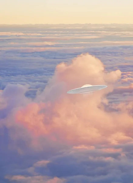 Ufo Ruimteschip Vliegend Door Zonsondergang Wolken — Stockfoto