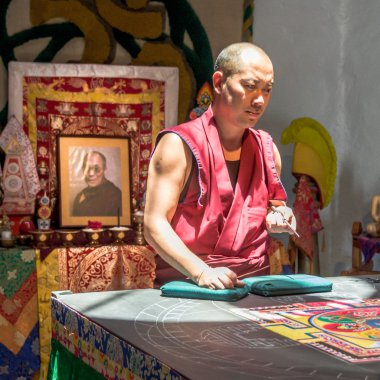 Tibetli rahipler bir mandala yapma