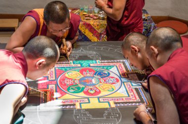 Tibetli rahipler bir mandala yapma