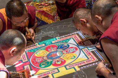 Tibetli rahipler bir mandala yapma