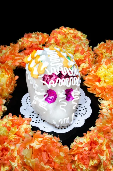 Teschio di zucchero altare per la celebrazione "Dia de los Muertos" — Foto Stock