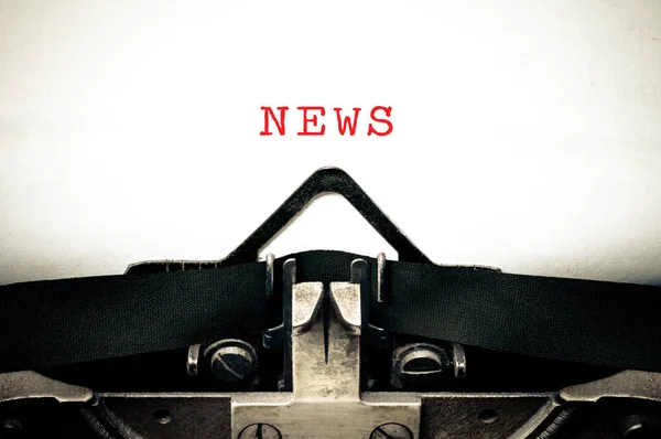 Schreibmaschine mit dem Wort News — Stockfoto