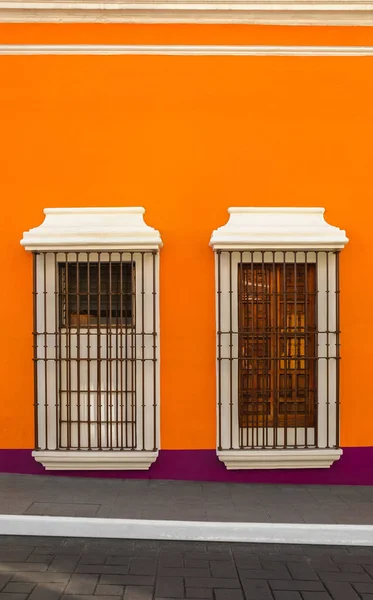Due finestre sulla parete arancione — Foto Stock