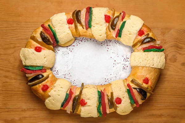 Trzech Króli cake, ciasto królów, Roscon de reyes lub Rosca de reyes — Zdjęcie stockowe