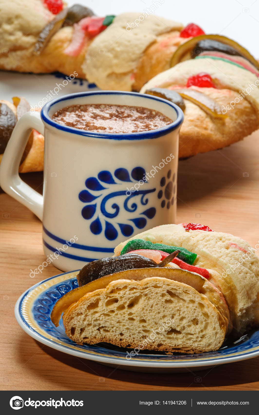 Copo de chocolate com Rosca de reyes, bolo Epiphany, bolo Kings