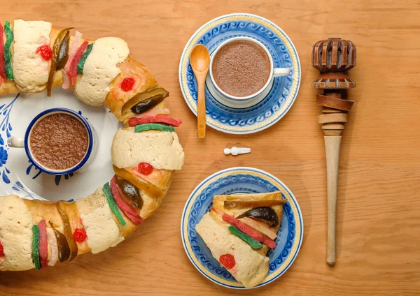 Pastel de Epifanía, Pastel de Reyes, Roscon de reyes o Rosca de reyes — Foto de Stock