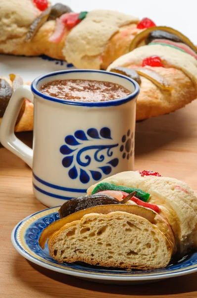 Chocolate cup with Rosca de reyes, Epiphany cake, Kings cake, Ro — Stock Photo, Image