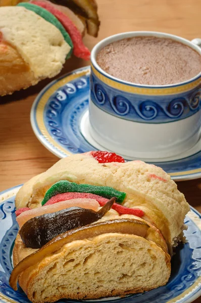 Copa de Chocolate con Rosca de Reyes, Pastel de Epifanía, Pastel de Reyes — Foto de Stock