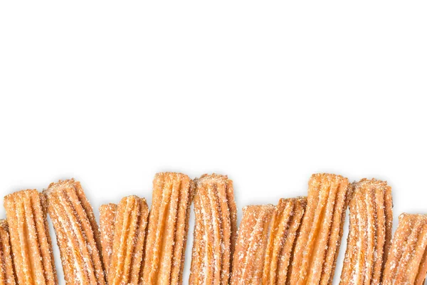 Churros dispostos em fileiras isoladas sobre fundo branco — Fotografia de Stock