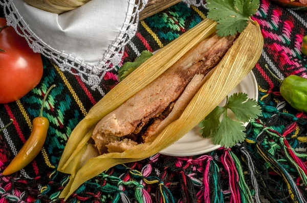 Tamales mexicanos hechos de maíz y pollo — Foto de Stock