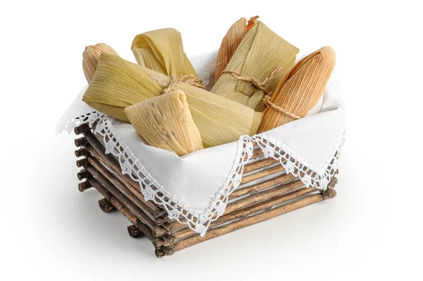 Tamales mexicanos hechos de maíz y pollo aislados en blanco —  Fotos de Stock