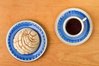 Kahve fincanı ile Meksika Concha tatlı ekmek