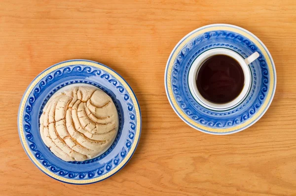 Pan dulce de Concha mexicano con taza de café —  Fotos de Stock