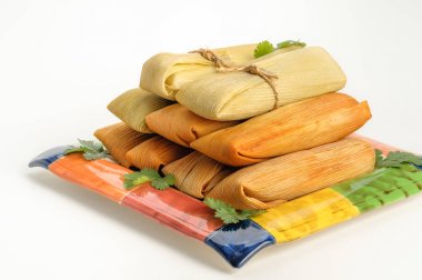 Mısır ve üzerinde beyaz izole tavuk Meksika tamales yapılan