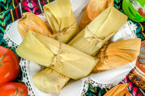 Tamales mexicanos feitos de milho e frango — Fotografia de Stock