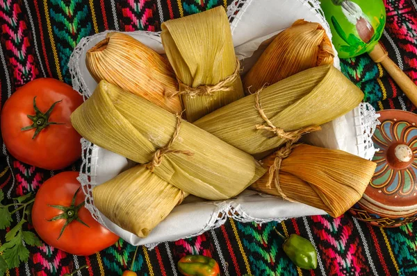Tamales mexicanos hechos de maíz y pollo — Foto de Stock