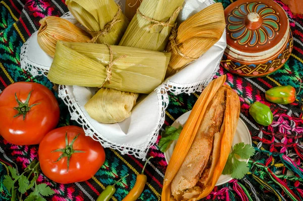 Tamales mexicanos hechos de maíz y pollo — Foto de Stock