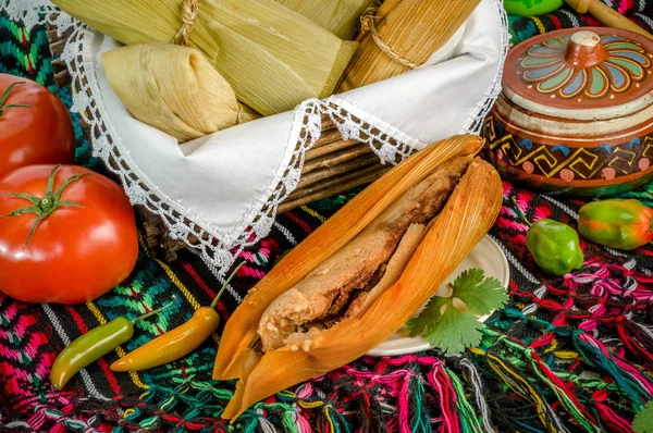 Tamales mexicanos hechos de maíz y pollo — Foto de Stock