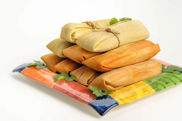 Tamales mexicanos hechos de maíz y pollo aislados en blanco — Foto de Stock
