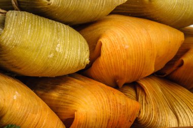 Mısır ve üzerinde beyaz izole tavuk Meksika tamales yapılan