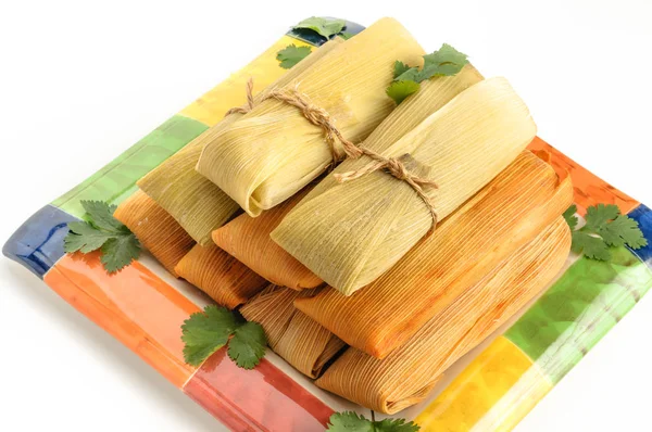 Tamales mexicanos hechos de maíz y pollo aislados en blanco — Foto de Stock