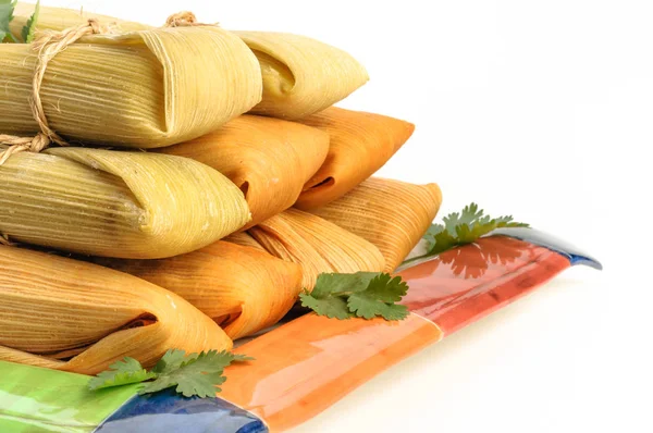 Tamales mexicanos feitos de milho e frango isolados em branco — Fotografia de Stock