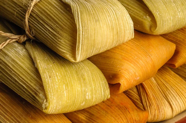 Tamales mexicanos feitos de milho e frango isolados em branco — Fotografia de Stock