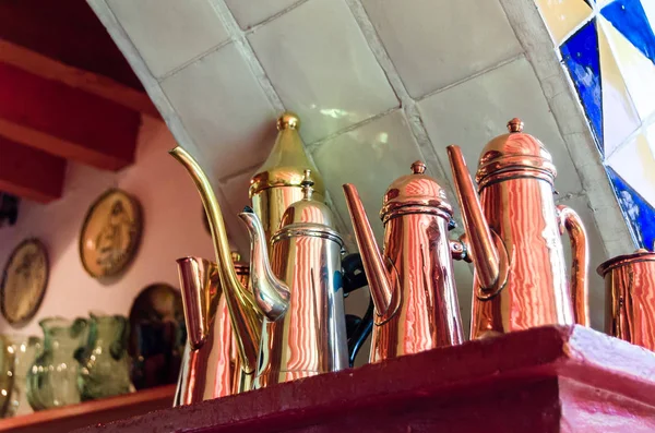 Coleção de jarro de cobre antigo — Fotografia de Stock