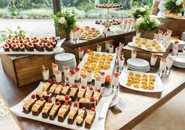 Tatlılar masaya parti olay ya da düğün kutlama