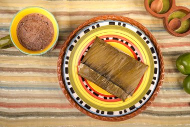 Oaxacan tamal mısırdan tavuk ve biberden yapılır.