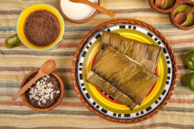 Oaxacan tamal mısırdan tavuk ve biberden yapılır.