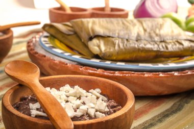 Oaxacan tamal mısırdan tavuk ve biberden yapılır.