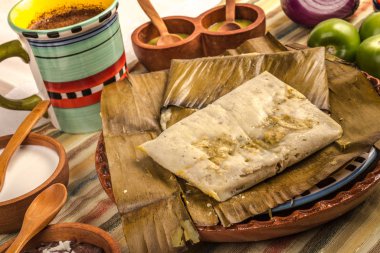 Oaxacan tamal mısırdan tavuk ve biberden yapılır.