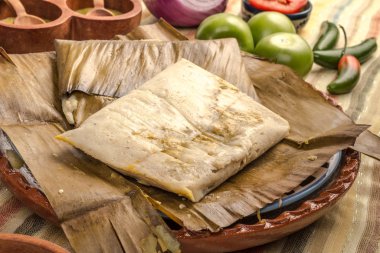 Oaxacan tamal mısırdan tavuk ve biberden yapılır.