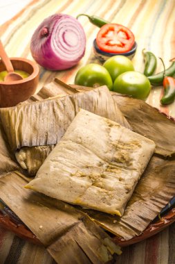 Oaxacan tamal mısırdan tavuk ve biberden yapılır.
