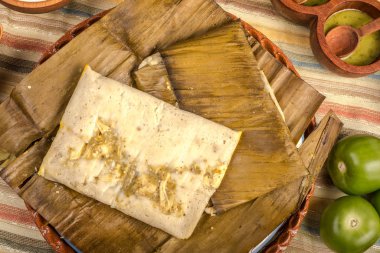 Oaxacan tamal mısırdan tavuk ve biberden yapılır.