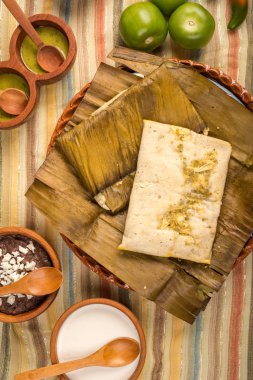 Oaxacan tamal mısırdan tavuk ve biberden yapılır.
