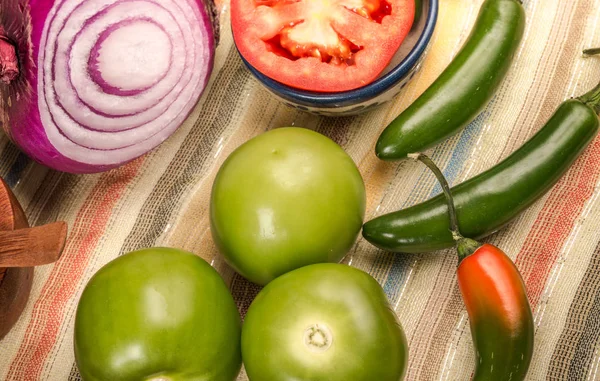 Ingredientes frescos para molho verde mexicano — Fotografia de Stock